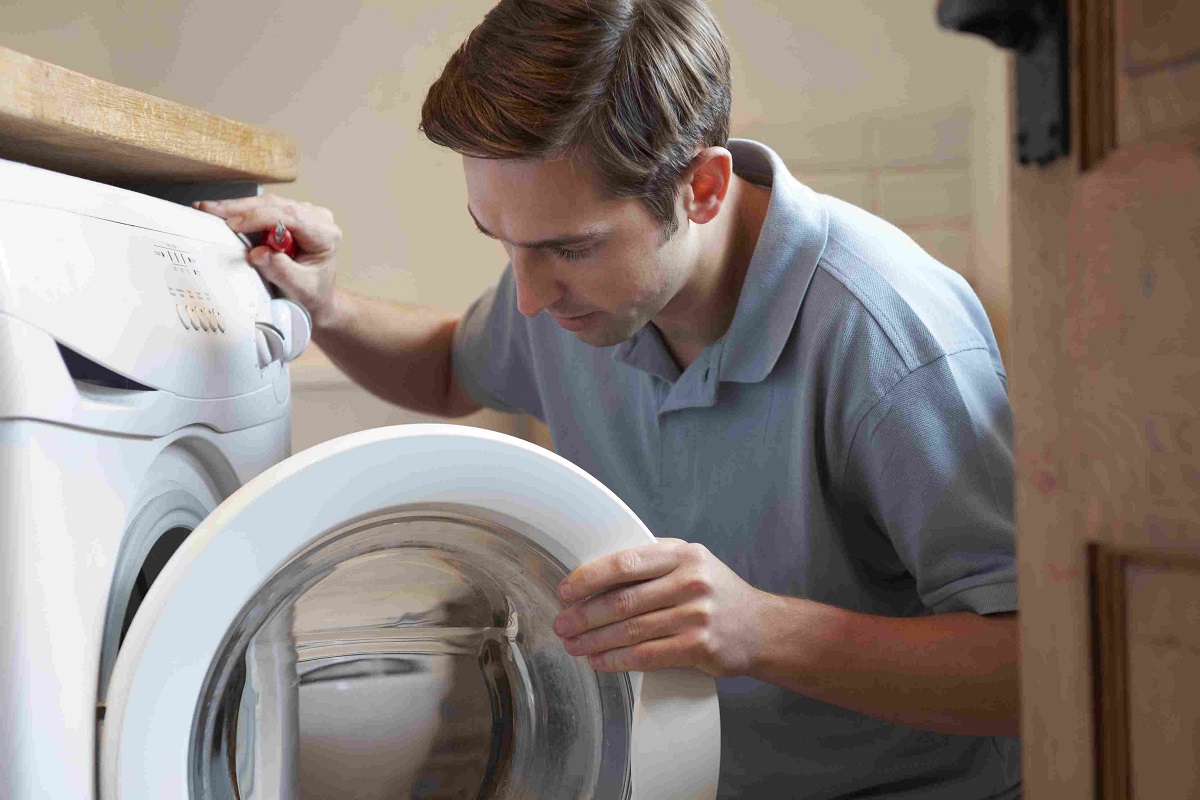 engineer mending domestic washing machine 163881483 5ab72215c064710036468012