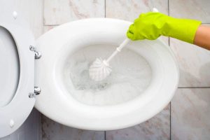 روش‌های تمیز کردن طبیعی دستشویی و حمام