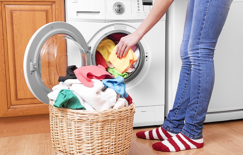 ترفندهای مهم و کلیدی برای شستن لباس با دست و با ماشین لباسشویی 4