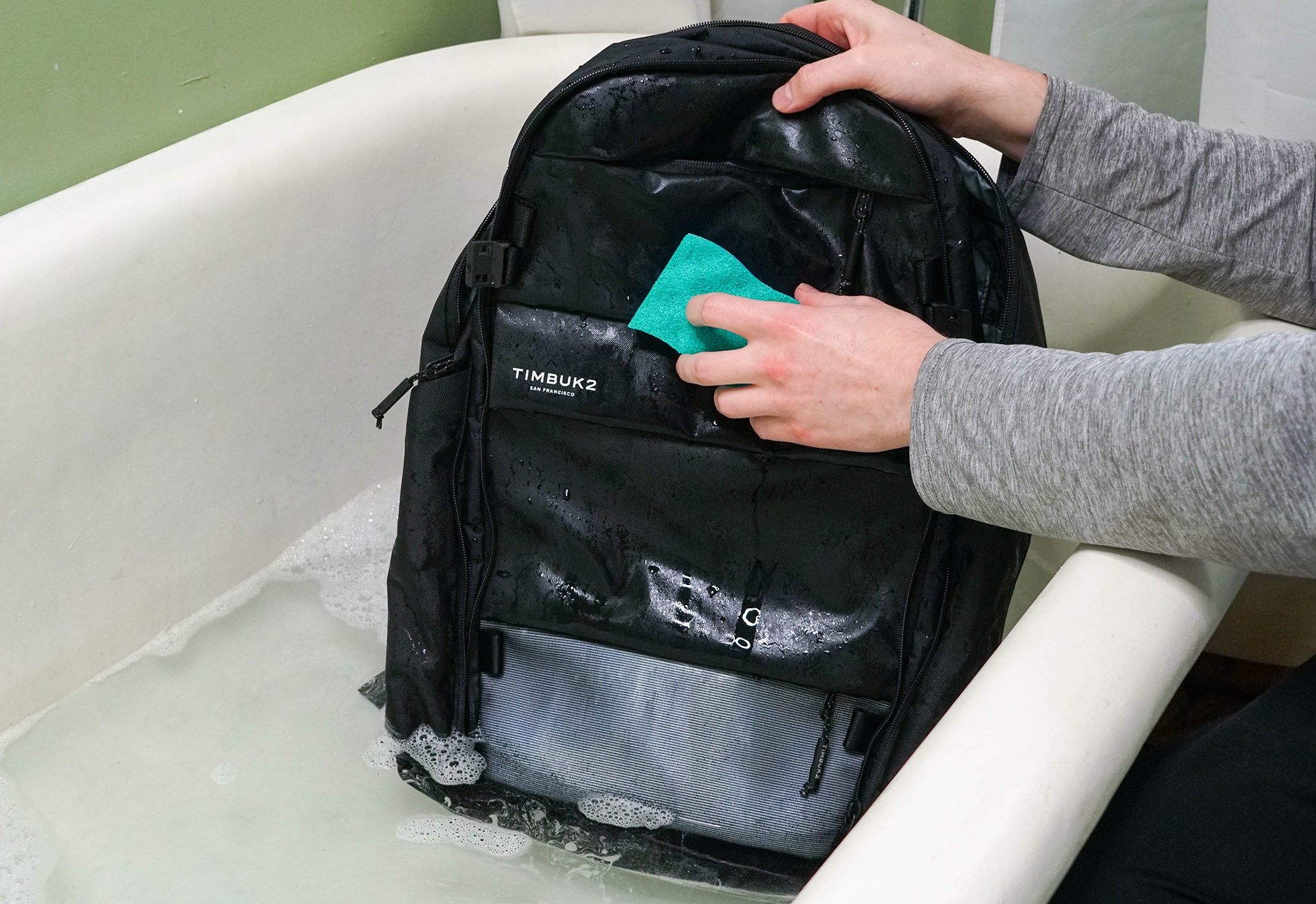 d7f857a2 backpack washing with sponge