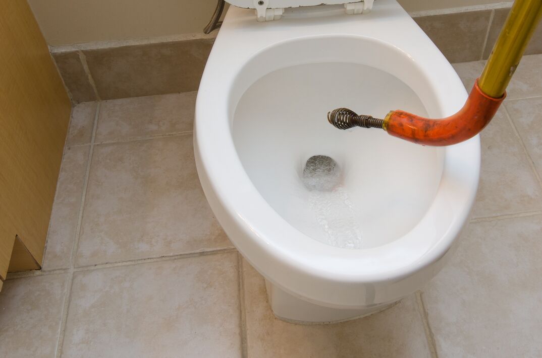 روش های برطرف کردن گرفتگی در توالت فرنگی