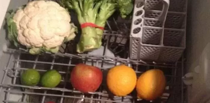 شستشوی سبزیجات درون ظرفشویی سپهر الکتریک