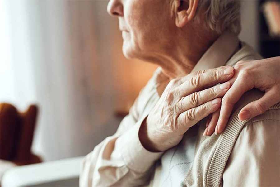 سالمند مبتلا به آلزایمر
