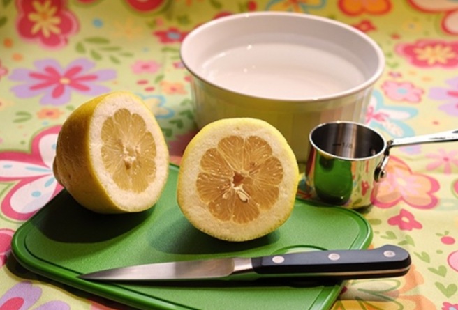 آب لیمو برای تمیز کردن مایکروویو 