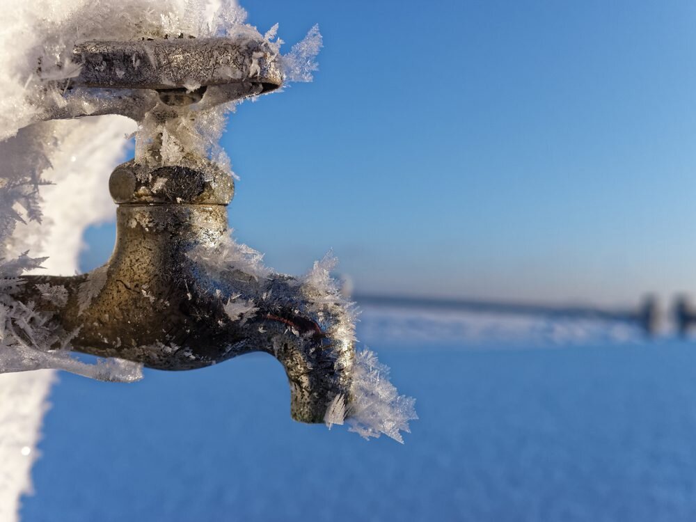روش‌ های درست برای جلوگیری از یخ زدن لوله آب در زمستان