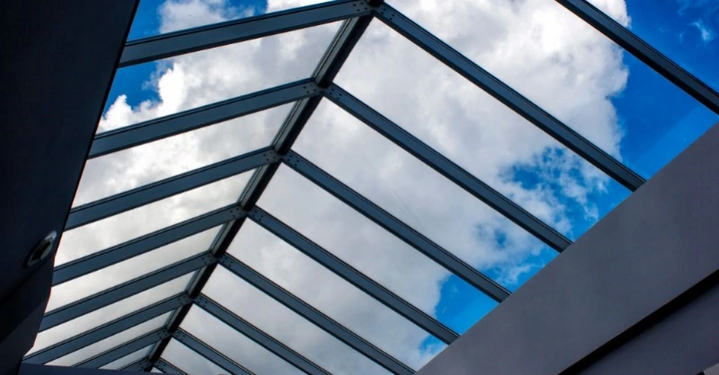 اسکای لایت و یا سقف شیشه ای چیست؟ | مزایا و معایب سقف شیشه‌ ای 